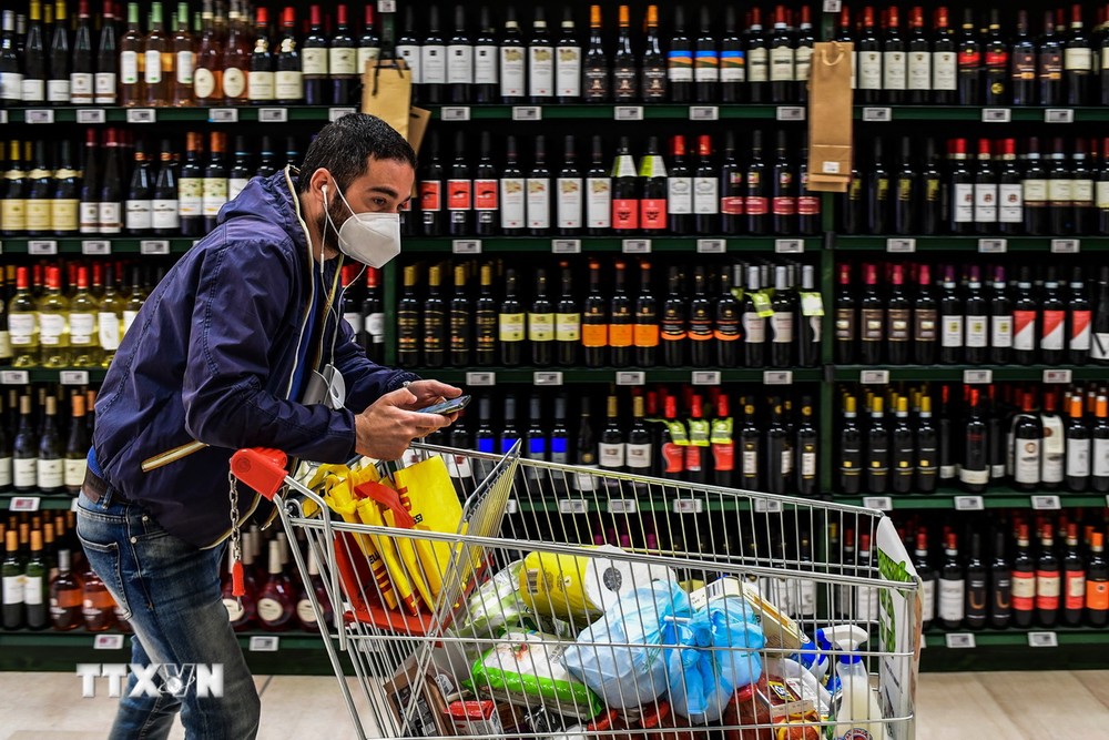 Người tiêu dùng mua sắm tại siêu thị ở Milan, Italy. (Ảnh: AFP/TTXVN)