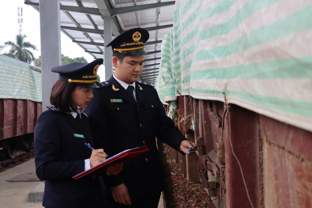 Hoạt động nghiệp vụ tại Chi cục Hải quan ga đường sắt quốc tế Lào Cai. 	Ảnh: T.Bình