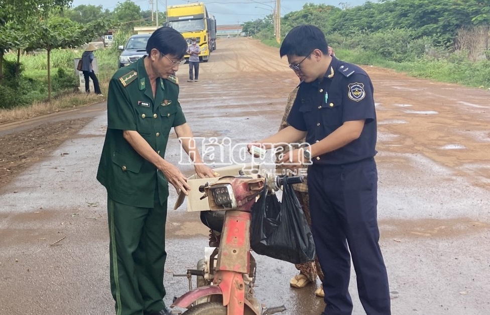 Hải quan Xa Mát bắt giữ đối tượng vận chuyển trái phép hơn 230 triệu Riel