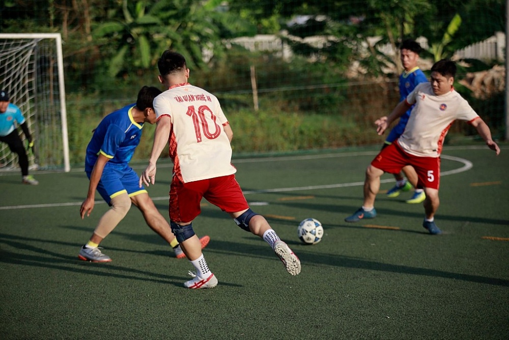 Thi đấu nội dung bóng đá nam.