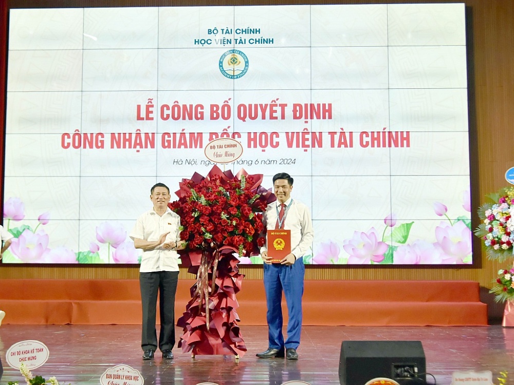 Đồng chí Hồ Đức Phớc - Ủy viên Ban Chấp hành TW Đảng, Bí thư Ban cán sự Đảng, Bộ trưởng Bộ Tài chính đã trao Quyết định và tặng hoa NGƯT. .PGS.,TS. GVCC. Nguyễn Đào Tùng.