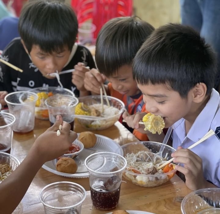 Đoàn Thanh niên Hải quan Quảng Ngãi mang bữa ăn dinh dưỡng cho trẻ em vùng cao