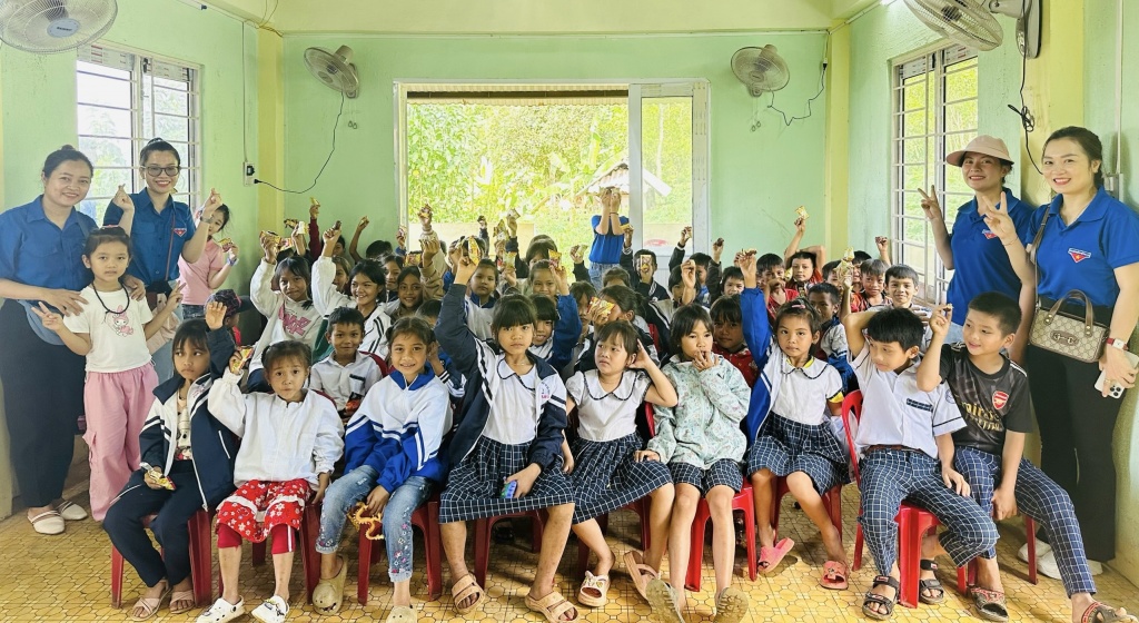 Đoàn Thanh niên Hải quan Quảng Ngãi mang bữa ăn dinh dưỡng cho trẻ em vùng cao