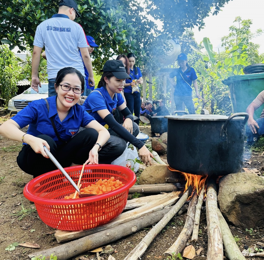 Đoàn Thanh niên Hải quan Quảng Ngãi mang bữa ăn dinh dưỡng cho trẻ em vùng cao