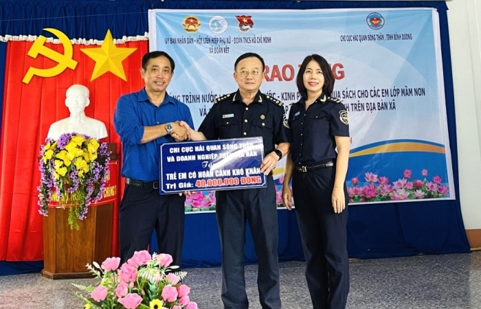 Hải quan Sóng Thần trao tặng quà tới học sinh khó khăn