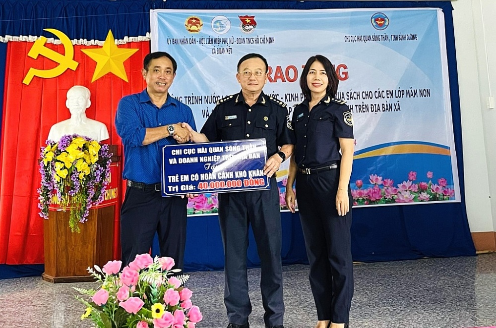 Hải quan Sóng Thần trao tặng quà tới học sinh khó khăn