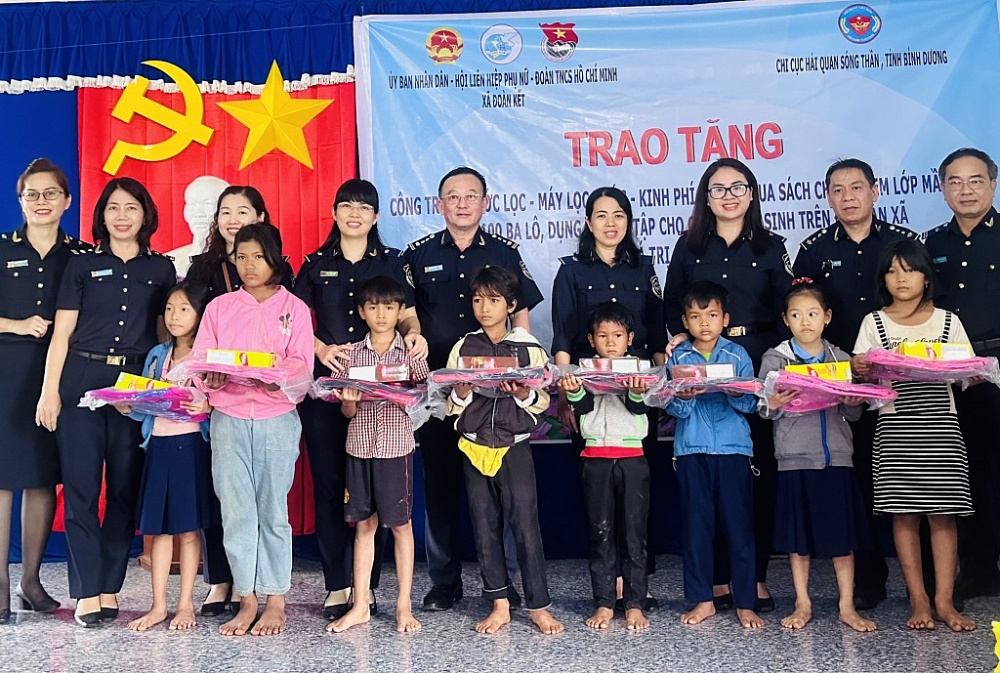 Hải quan Sóng Thần trao tặng quà tới học sinh khó khăn