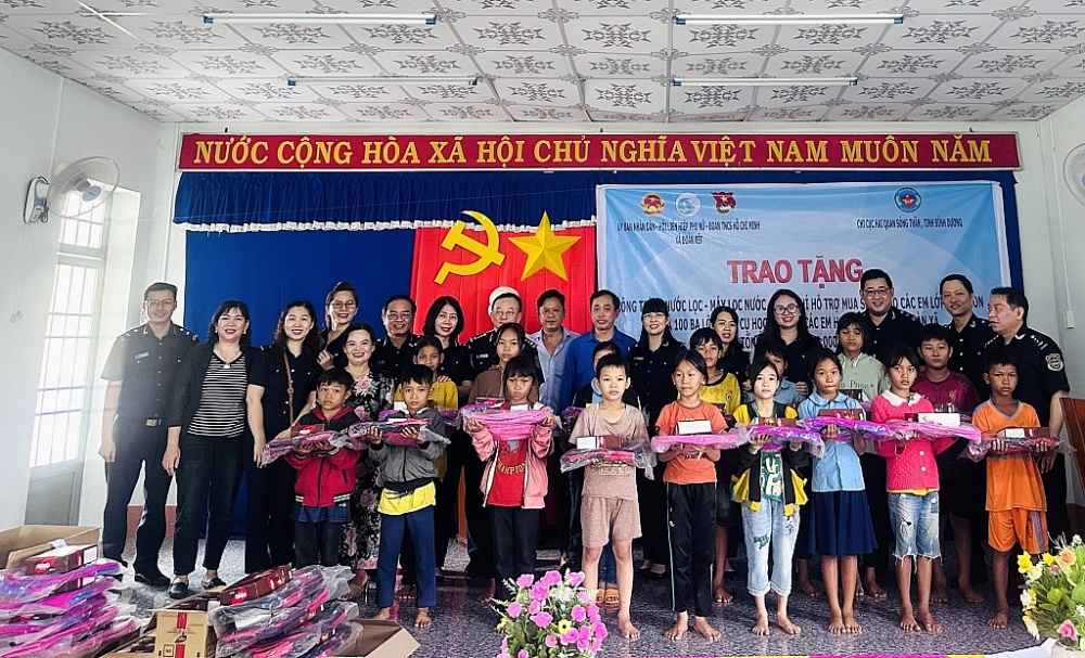 Hải quan Sóng Thần trao tặng quà tới học sinh khó khăn