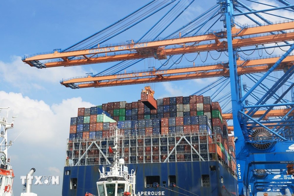 Bốc dỡ container lên tàu trọng tải 200.000DWT tại cảng quốc tế Gemalink, thị xã Phú Mỹ, tỉnh Bà Rịa-Vũng Tàu. (Ảnh: Hồng Đạt/TTXVN)