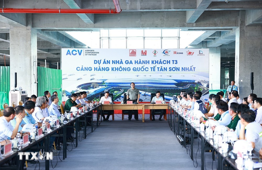 Thủ tướng Phạm Minh Chính làm việc với các nhà thầu, đơn vị thi công Dự án xây dựng nhà ga hành khách T3-Cảng hàng không quốc tế Tân Sơn Nhất. (Ảnh: Dương Giang/TTXVN)