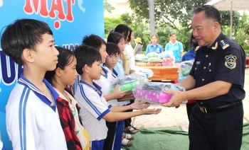 Hải quan An Giang: Trao 200 phần quà cho học sinh biên giới