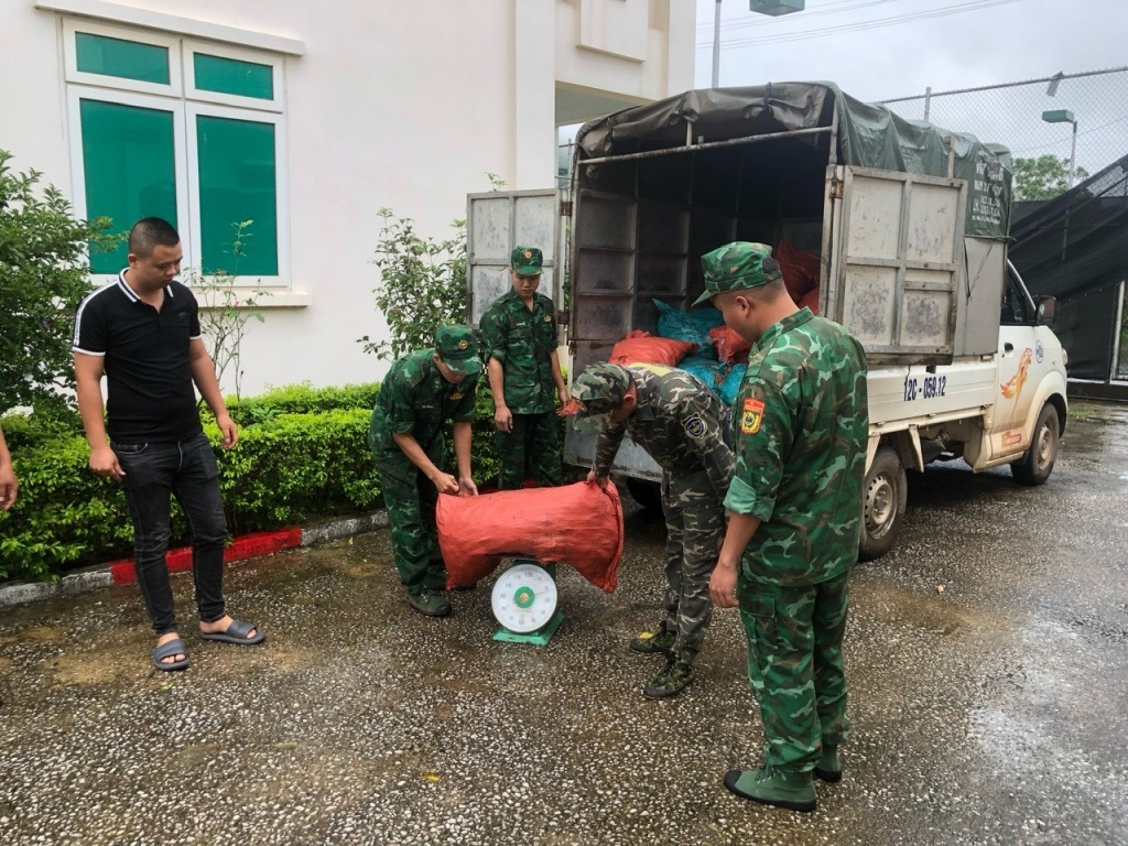 Lực lượng Hải quan - Biên phòng bắt giữ thực phẩm đông lạnh vận chuyển trái phép.  Ảnh: Bùi Quân