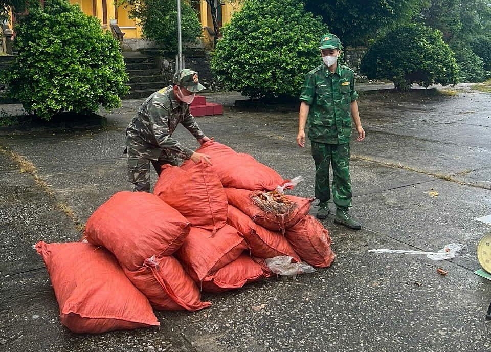 Hải quan Chi Ma phối hợp với lực lượng Biên phòng kiểm tra tang vật là chân gà tươi đông lạnh. 	 Ảnh: Bùi Quân