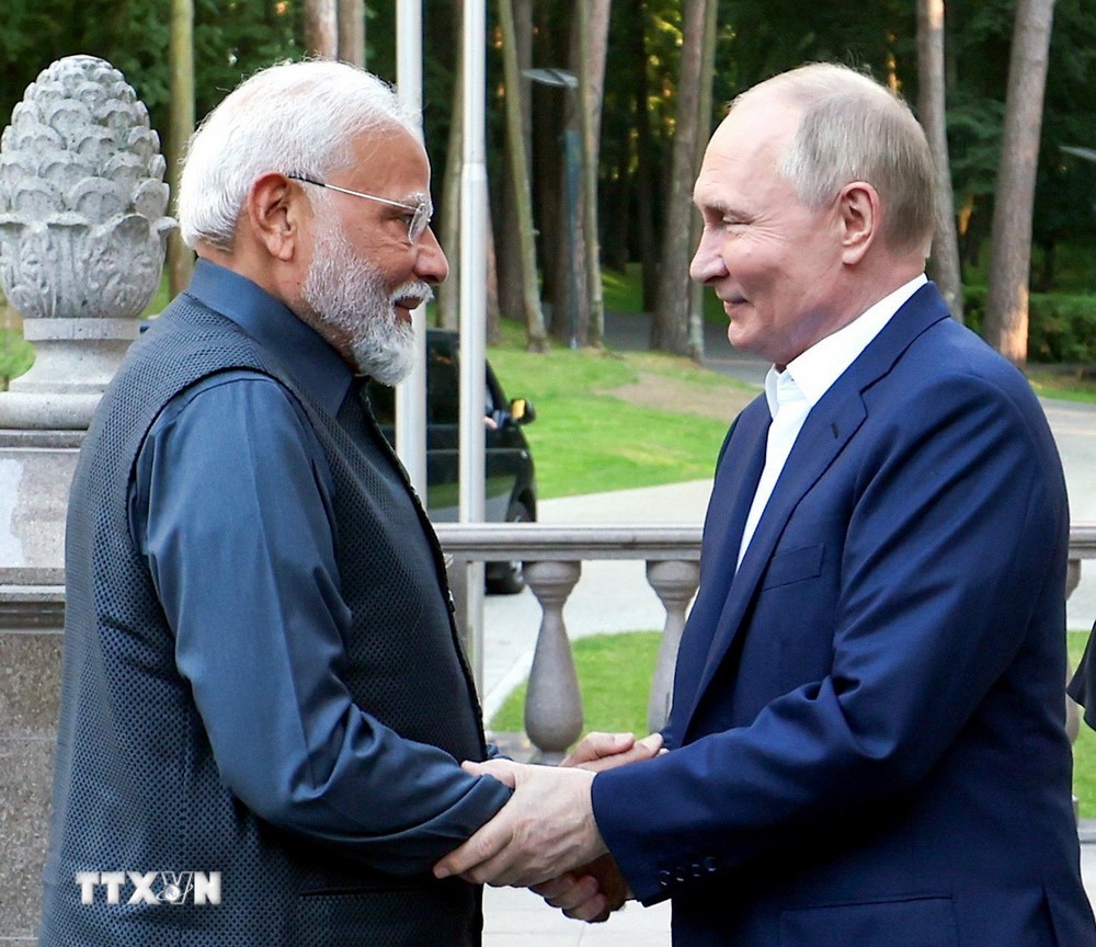 Thủ tướng Ấn Độ Narendra Modi (trái) và Tổng thống Nga Vladimir Putin tại cuộc gặp ở Moskva ngày 8/7/2024. (Ảnh: ANI/TTXVN)