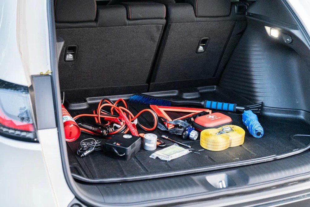 2.1.Car-Emergency-Kit-16-Essential-Items-That-Can-Become-Your-Lifesaver