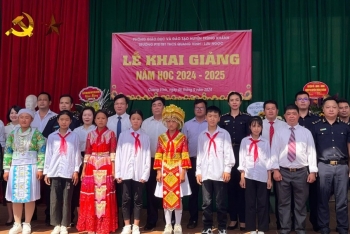 Hải quan Cao Bằng ủng hộ học sinh vùng mưa lũ