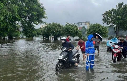 Hạn chế các phương tiện lưu thông trên tuyến đường 70 đoạn Hà Đông do ngập sâu