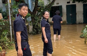 Hải quan Cao Bằng thăm hỏi gia đình công đoàn viên bị ngập lụt