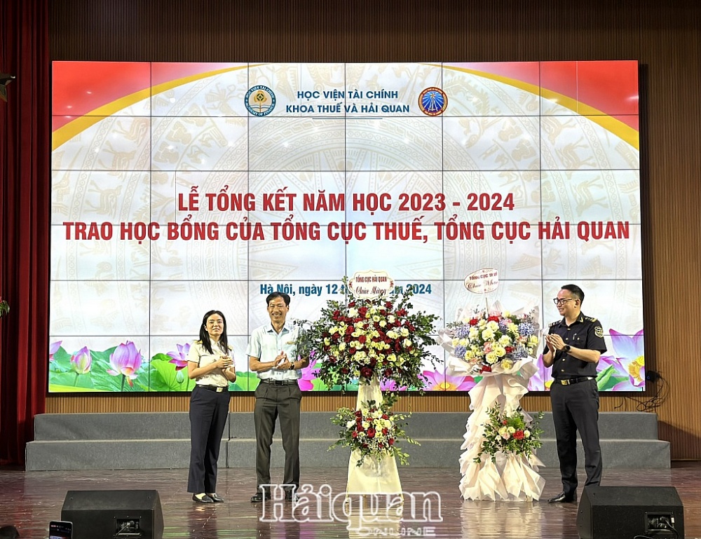 Tổng cục Hải quan trao học bổng cho 15 sinh viên Khoa Thuế và Hải quan