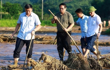 Thủ tướng trực tiếp lội xuống đầm lầy, chỉ đạo tìm kiếm nạn nhân tại Làng Nủ