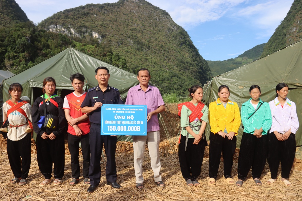 (PHOTO) Công đoàn Tổng cục Hải quan thăm hỏi, tặng quà người dân xã Yên Lạc (Cao Bằng)