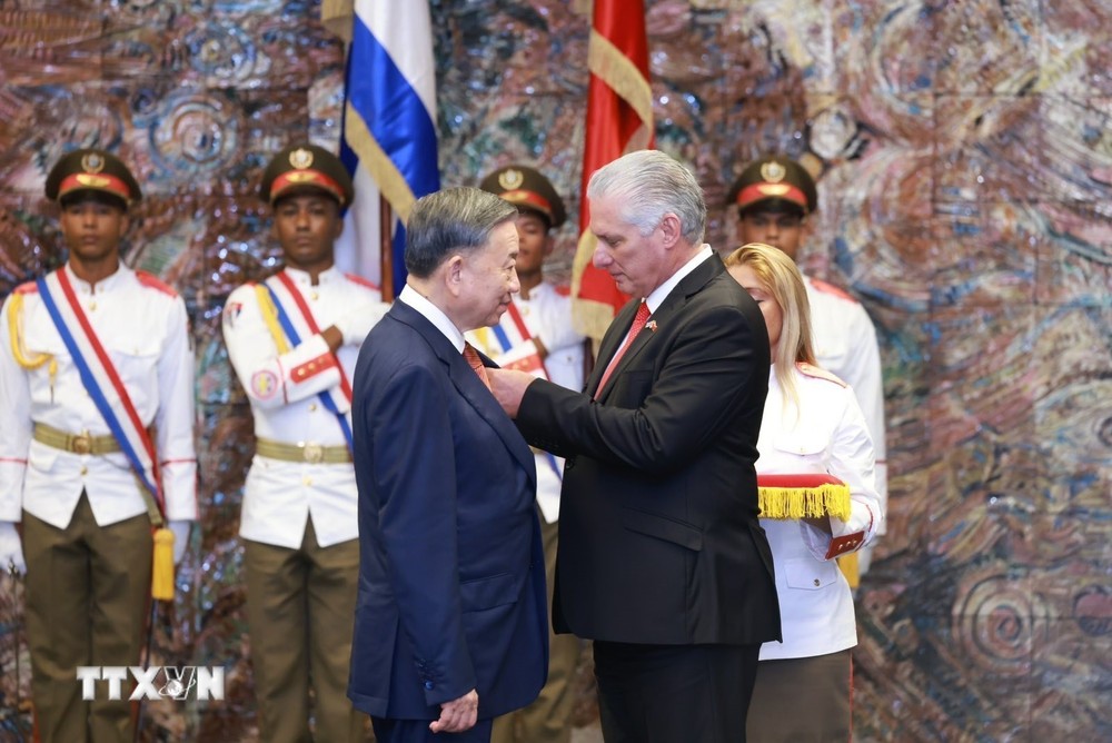 Bí thư thứ nhất Đảng Cộng sản Cuba, Chủ tịch Cuba Miguel Diaz Canel Bermudez trao tặng Huân chương Jose Marti cho Tổng Bí thư, Chủ tịch nước Tô Lâm. (Ảnh: Lâm Khánh/TTXVN)