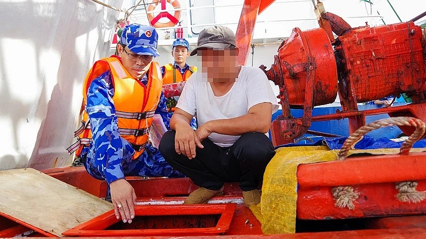 Làm việc với lực lượng chức năng, thuyền trưởng tàu thừa nhận trên phương tiện đang vận chuyển hơn 70.000 lít dầu DO không hóa đơn, chứng từ. Ảnh: Đình Nga