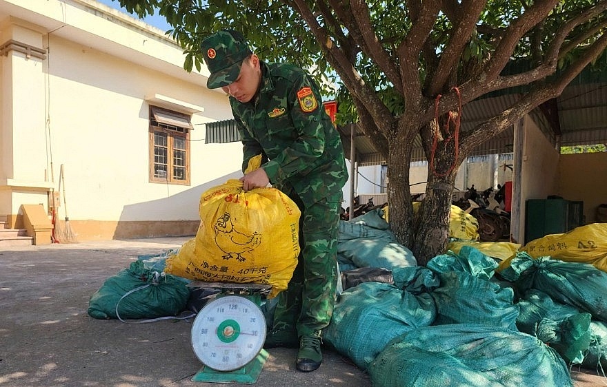 Số chân lợn không có giấy tờ chứng minh nguồn gốc bị lực lượng chức năng tịch thu để đưa đi tiêu hủy.