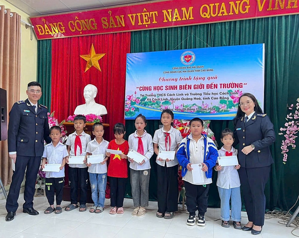 Báo Hải quan hưởng ứng chương trình xóa nhà tạm và trao quà đồng hành cùng học sinh biên giới đến trường