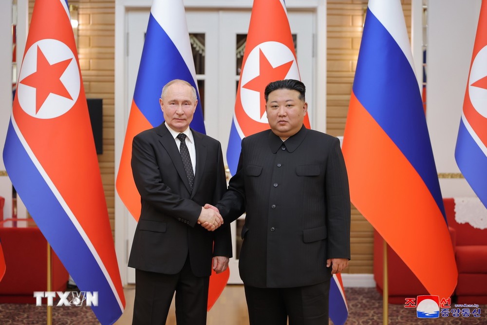 Ngày 19/6/2024, Tổng thống Nga Vladimir Putin (trái) và nhà lãnh đạo Triều Tiên Kim Jong Un ký hiệp ước về quan hệ đối tác chiến lược toàn diện giữa hai nước. (Ảnh: Yonhap/TTXVN)