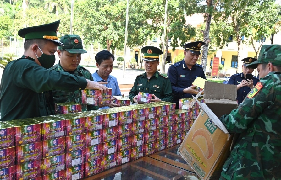 Pháo nổ, pháo hoa đến hẹn lại “nóng”