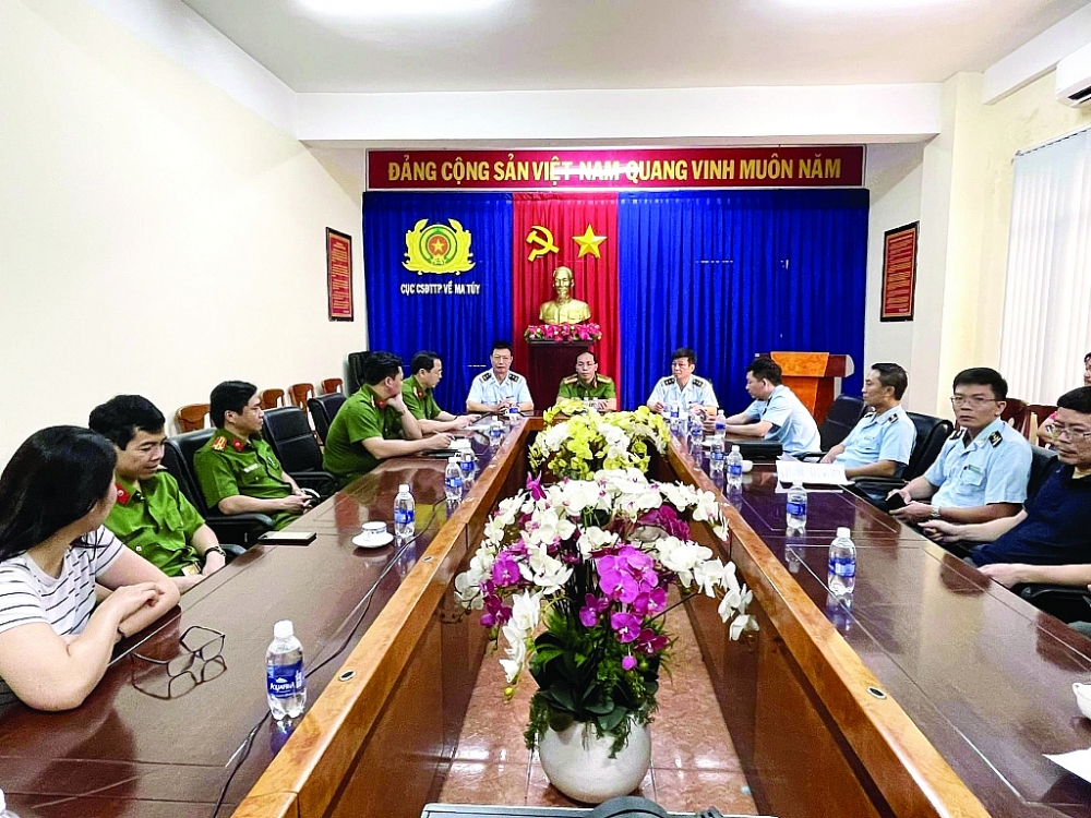 Đại diện Cục Điều tra chống buôn lậu (có đại diện lãnh đạo Đội 6), Cục Hải quan Hà Nội và C04 trong một cuộc họp về phối hợp đấu tranh với tội phạm ma túy xuyên quốc gia.