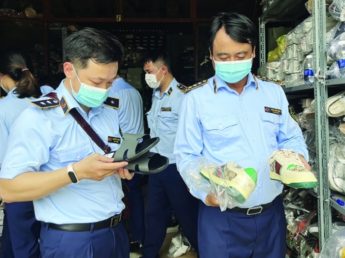 Hàng giả “cộng sinh” trên môi trường thương mại điện tử