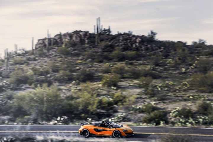 ngam bo ba mclaren 600lt spider voi mau sac bat mat