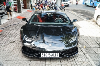 Soi Lamborghini Huracan LP610-4 màu đen độc nhất Việt Nam