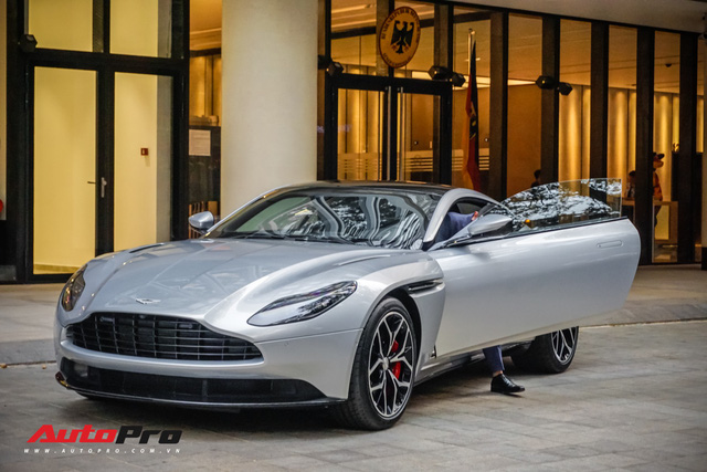 dai gia viet mang sieu xe sieu sang tien ty toi buoi khai truong showroom aston martin tai sai gon co dai gia mang toi ca 3 chiec