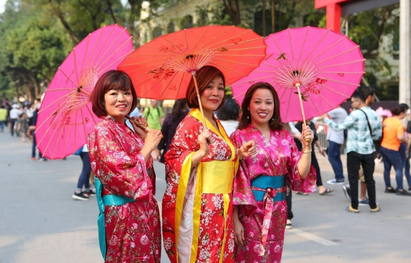 le hoi hoa anh dao ha noi bua tiec van hoa dac sac