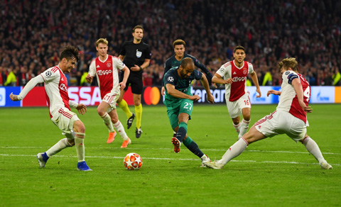 ajax 2 3 tottenham chung cuoc 3 3 moura lap hat trick spurs nguoc dong vao chung ket