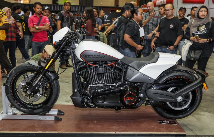 Harley-Davidson FXDR 114 giá gần 700 triệu cập bến Malaysia