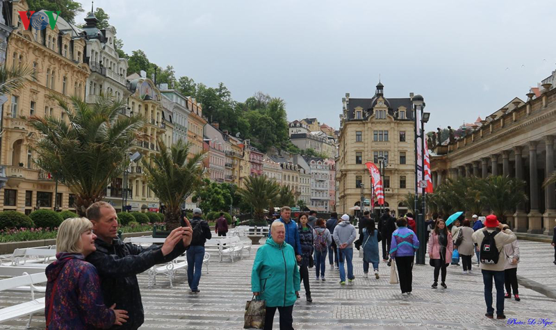 kham pha karlovy vary thanh pho nghi duong kieu diem giua long chau au