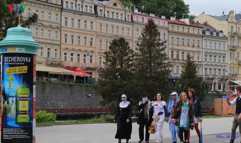 kham pha karlovy vary thanh pho nghi duong kieu diem giua long chau au