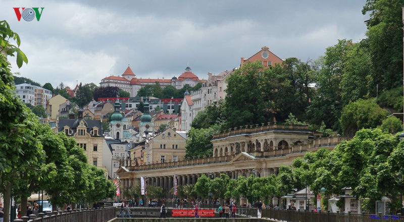 kham pha karlovy vary thanh pho nghi duong kieu diem giua long chau au