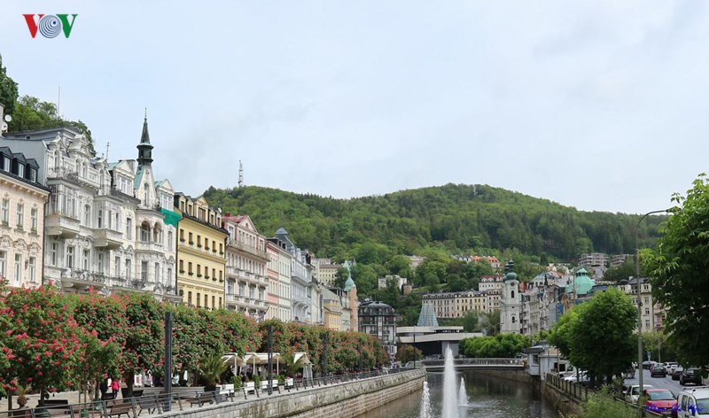 kham pha karlovy vary thanh pho nghi duong kieu diem giua long chau au