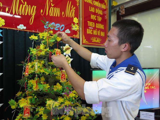 mang tet som den cac chien sy nha gian dk1