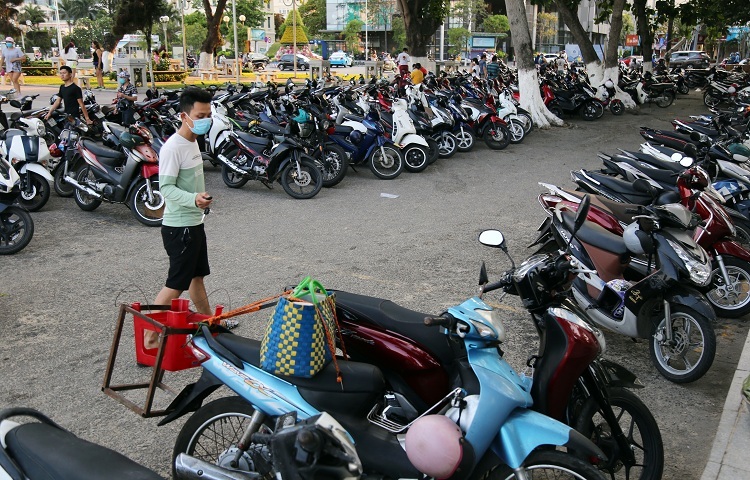 bai bien nha trang dong nghit nguoi giua dich covid 19