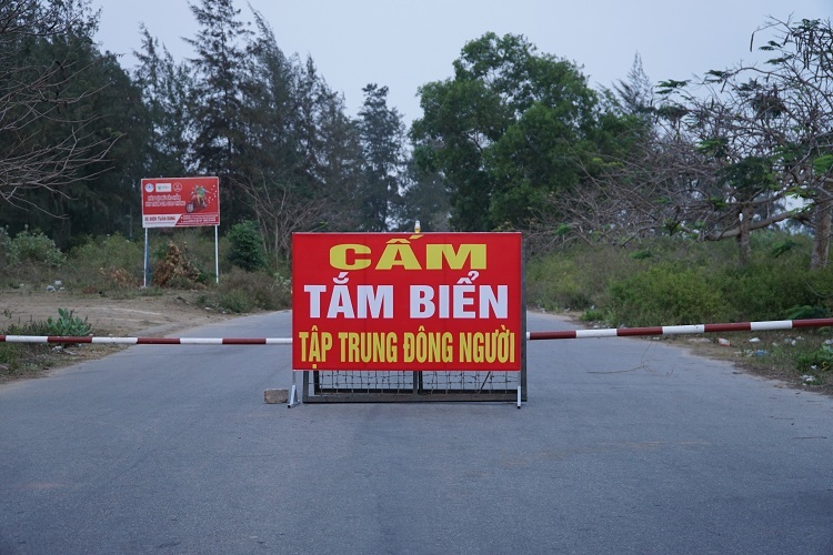 bai bien nha trang dong nghit nguoi giua dich covid 19