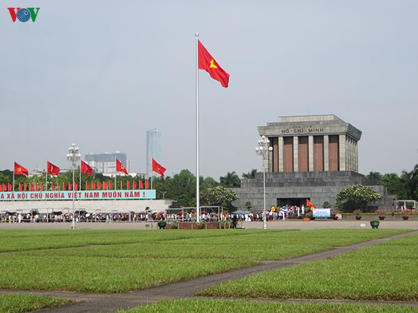 hom nay lang chu tich ho chi minh mo cua don khach tro lai