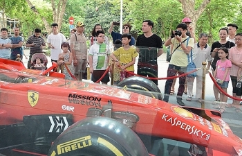 Chiêm ngưỡng siêu xe F1 Ferrari ngay tại Hồ Gươm