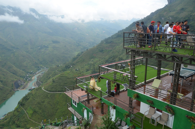 dinh chi kinh doanh cua nha hang nha nghi panorama tren deo ma pi leng