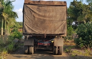 Bắt quả tang xe container đổ trộm hàng chục tấn chất thải nguy hại